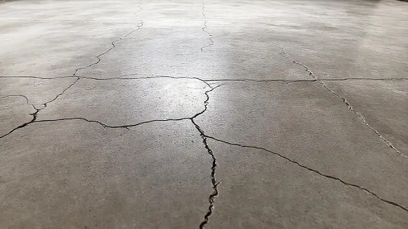 Un garaje con hormigón dañado y brillante