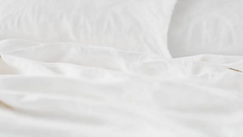 Sábanas de microfibra blancas invitan a la calma